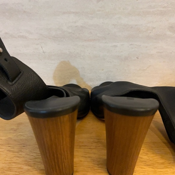 Vince Vero Cuoio Elegant Black Open-Toe Heeled Sandals - Picture 4 of 16